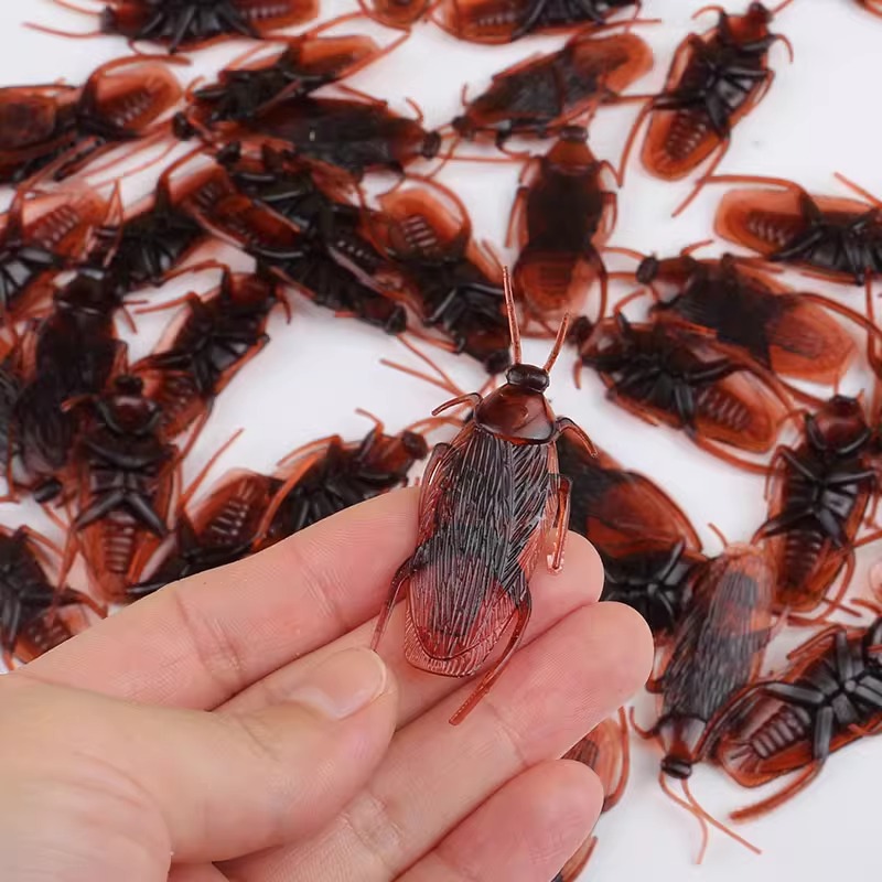 50/100個入り ハロウィン小物 プラスチックゴキブリ ジ - Prank Toys のレビューと価格